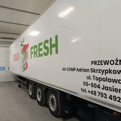Oklejanie naczepy chłodniczej folią polimerową dla firmy SOLO FRESH AS-COMP Adrian Skrzypkowski