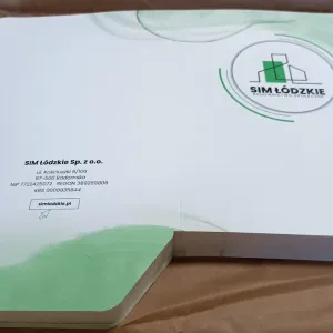 Eleganckie teczki ofertowe z nadrukiem i logo dla firmy SIM Łódzkie Radomsko