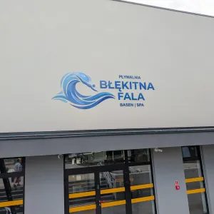 Logo z dibondu Pływalnia Błękitna Fala montaż na elewacji w Sandomierzu realizacja Inkomet