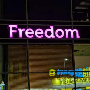 Podświetlane litery blokowe LED 3D Freedom na fasadzie Galeria Radomsko