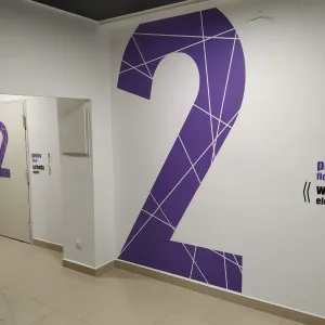 Wielkoformatowa naklejka ścienna z folii matowej oznakowanie piętra 2 wayfinding ProBud Warszawa