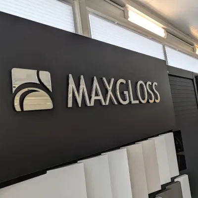 Logo przestrzenne 3D z lustrzanej pleksi Max Gloss dla firmy Korner