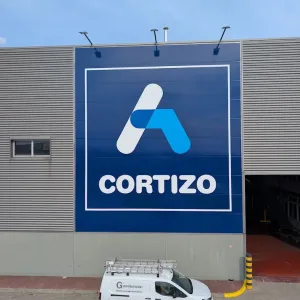 Wielkoformatowe oznakowanie hali CORTIZO wyklejane folią polimerową montaż reklamy elewacyjnej