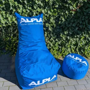 Niebieskie pufy reklamowe i siedzisko z logo ALPLA do strefy chillout