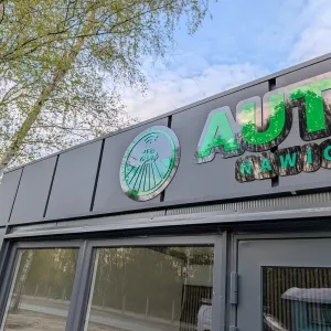 Nowoczesne oznakowanie kontenera biurowego z płyty dibond i plexi dla firmy Auto-Barn w Radomsku