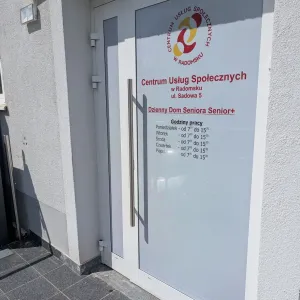 Oklejanie drzwi wejściowych folią OWV z logotypem Centrum Usług Społecznych w Radomsku