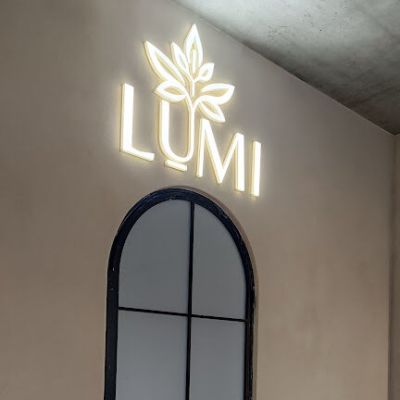 Podświetlane litery 3D LED i logo ścienne LUMI na ścianie – reklama wewnętrzna Agencja Reklamy Gawlikowski Radomsko