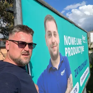 Montaż wielkoformatowego banera reklamowego dla firmy Ontex na tablicy reklamowej w Radomsku