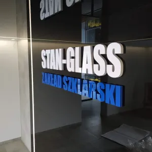Podświetlane litery blokowe 3D z pleksi na czarnym lakobelu dla firmy STAN-GLASS Zakład Szklarski