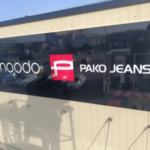 Podświetlany kaseton z dibondu Moodo i Pako Jeans wykonany w Galerii Radomsko