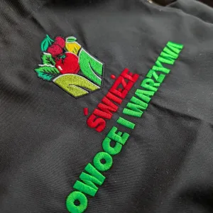 Precyzyjny haft komputerowy logo Świeże Owoce i Warzywa na czarnym fartuchu firmowym