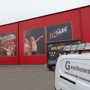 Banery FlyPark i oklejone auto Agencja Reklamy Gawlikowski – profesjonalna reklama zewnętrzna w Radomsku.